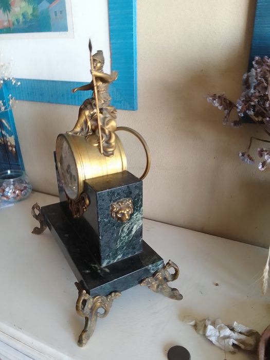 Relógio de mesa em mármore