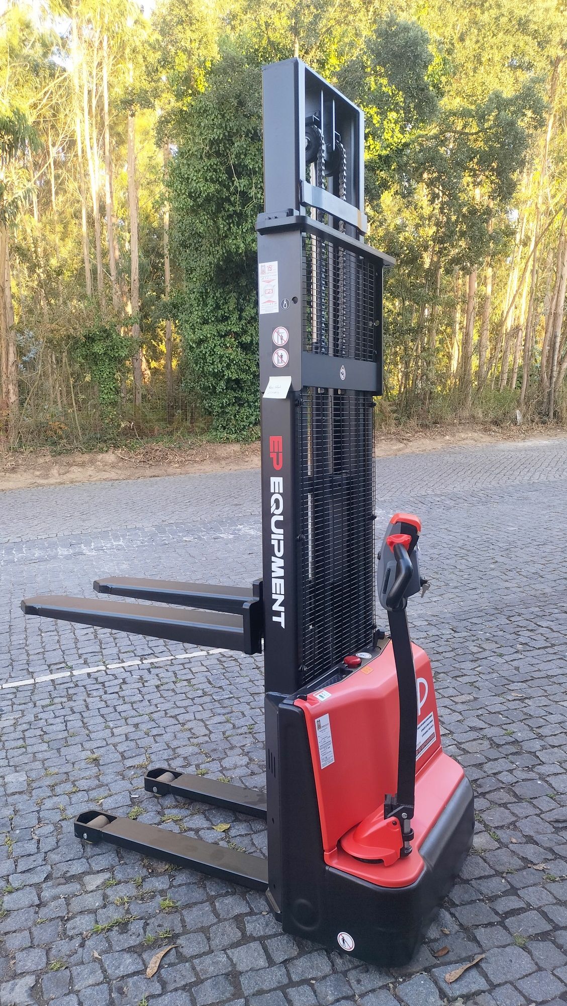 Empilhador/ Stacker 1500kg , 3,50Mt , Novo, 2850€