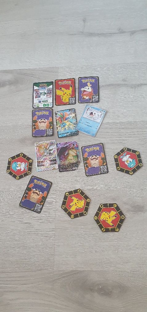 Karty Pokemon 210 sztuk plusżetony i karty do skanowania do gry