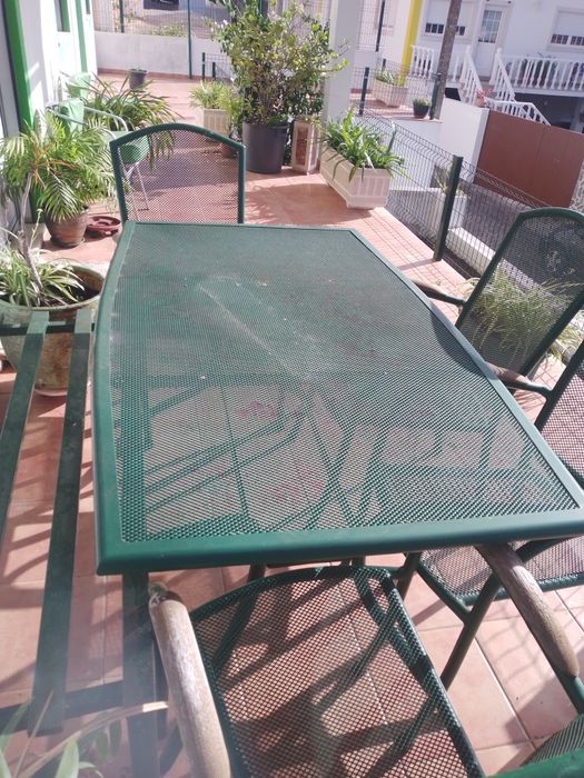 Mesa de jardim usada