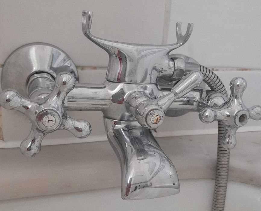 Vendo conjunto de 3 torneiras para casa de banho