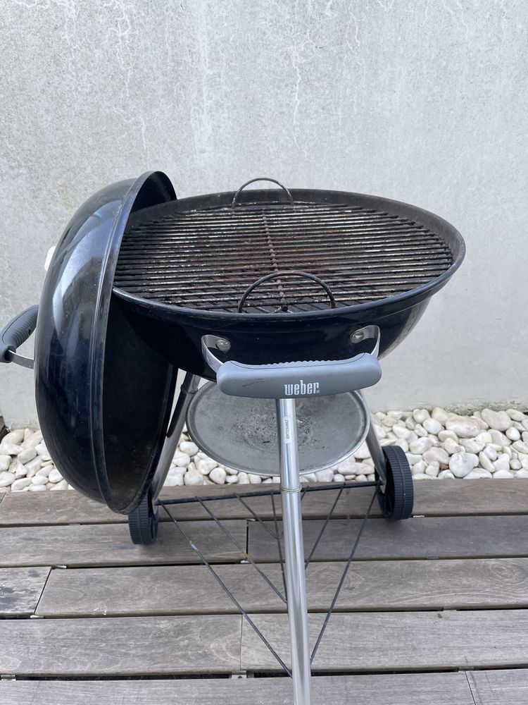 Churrasco a carvão Weber