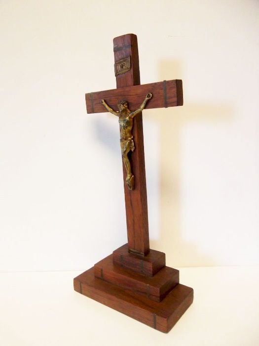 pequeno antigo crucifixo francês com Cristo dourado e incrustações