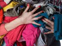 Caixote cheio de roupa feminina usada em ótimo estado