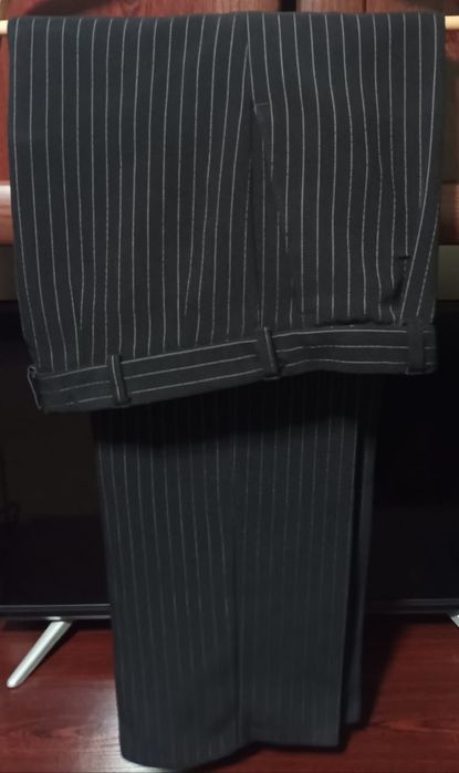 Продам чоловічий класичний костюм.