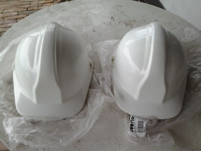 Dwa nowe kaski ochronne