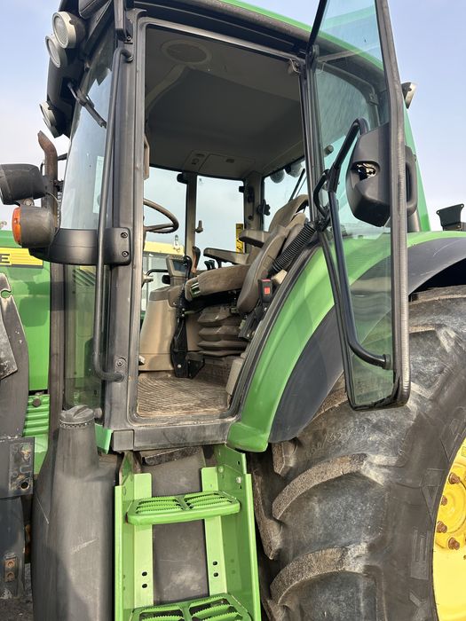 Трактор John Deere 6930 Premium з фронтальним навантажувачем