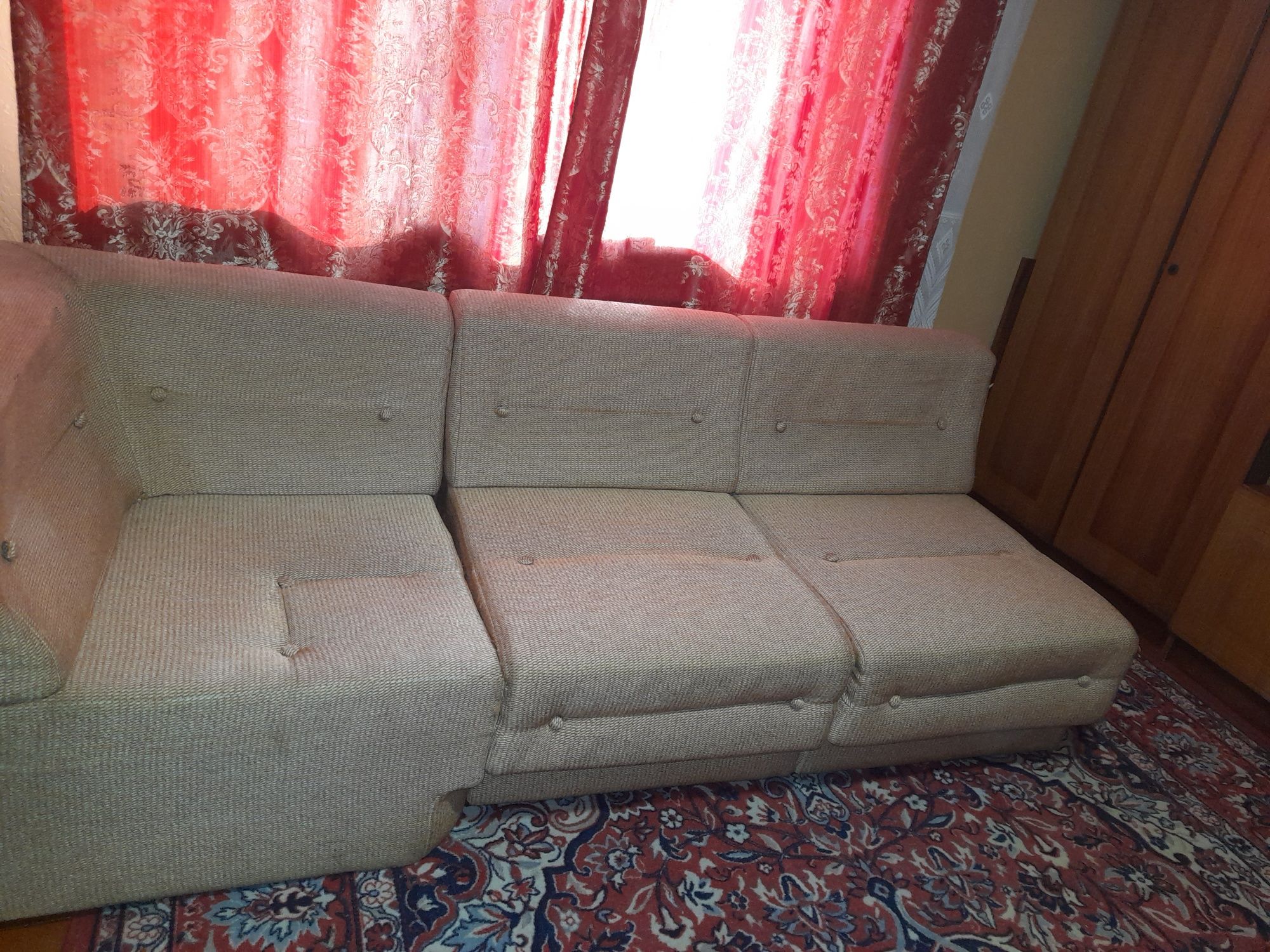 Продам кутовий диван для вітальні ( в Мукачево, Закарпаття.)