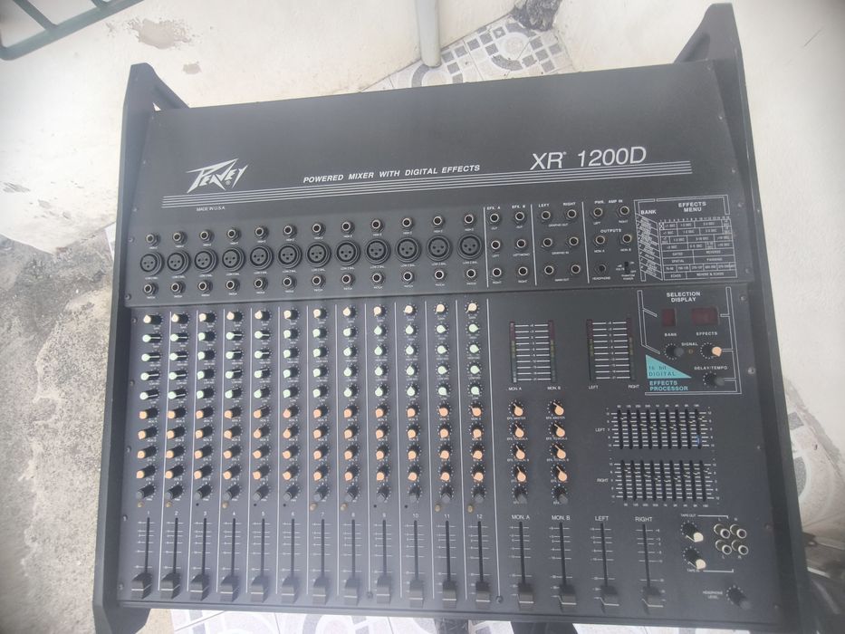 Mesa mistura Amplificada Peavey XR1200D com 4 colunas