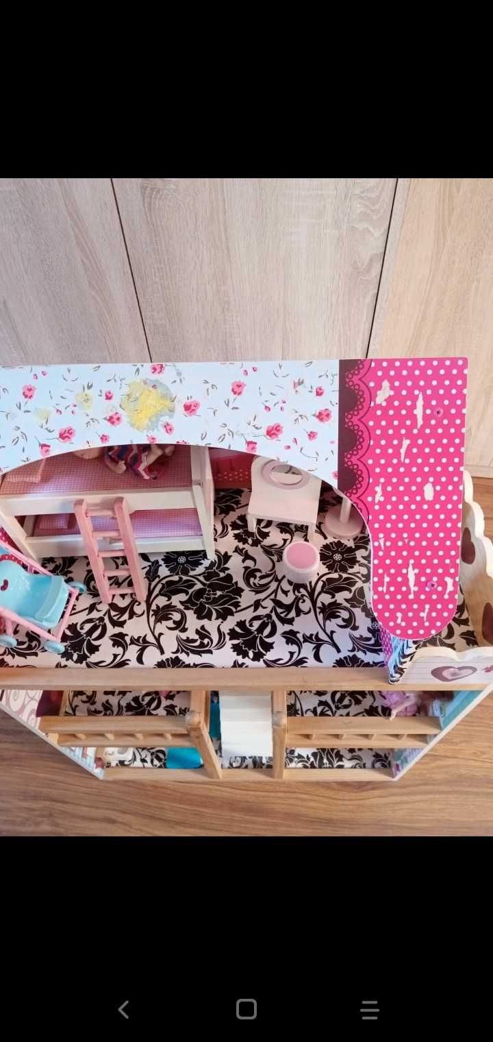 Domek dla lalek z mebelkami i lalkami