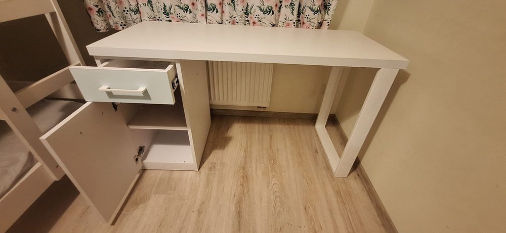 Biurko białe z metalowa noga