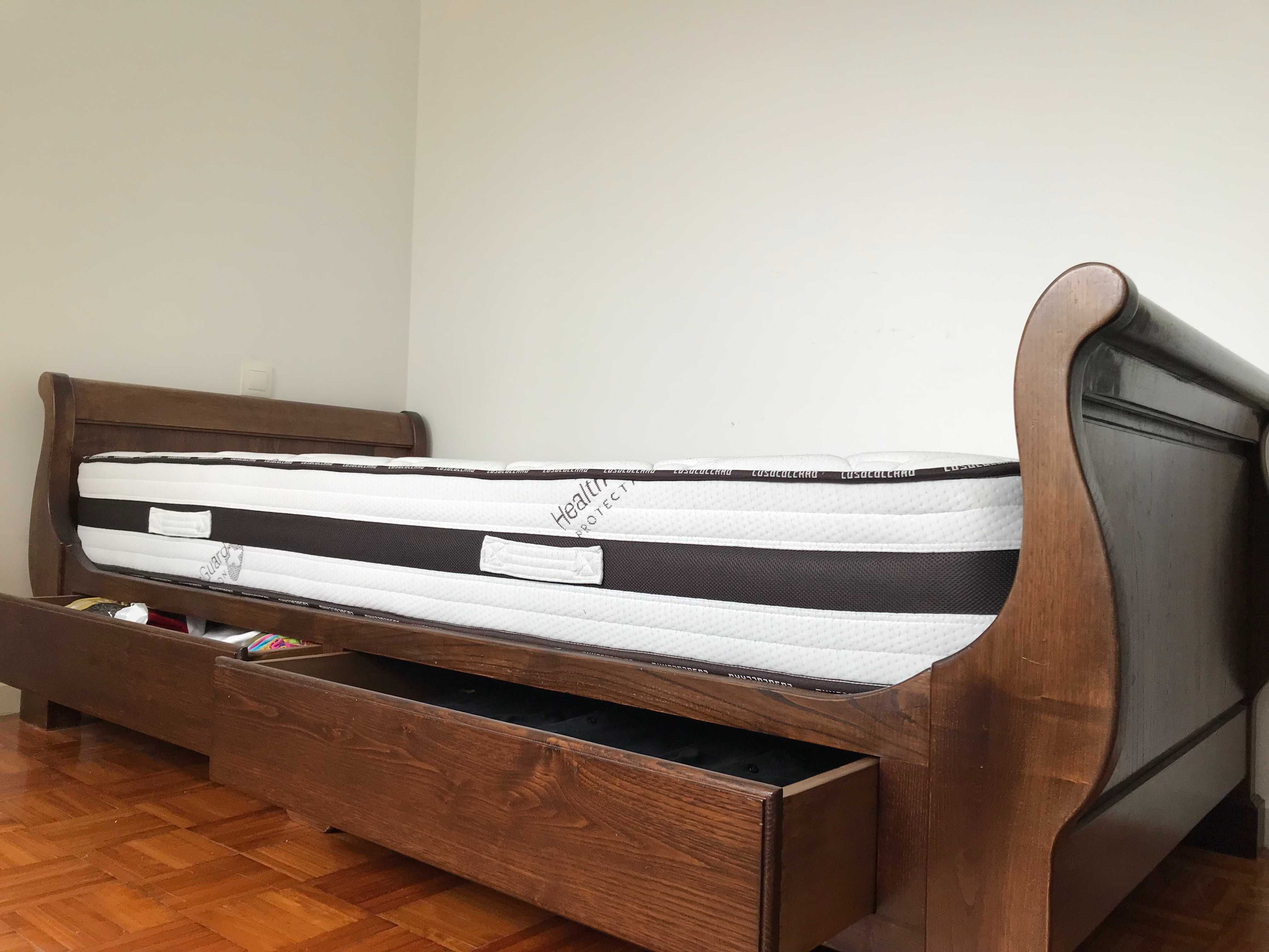 Cama de solteiro com colchão e mesa de cabeceira + oferta