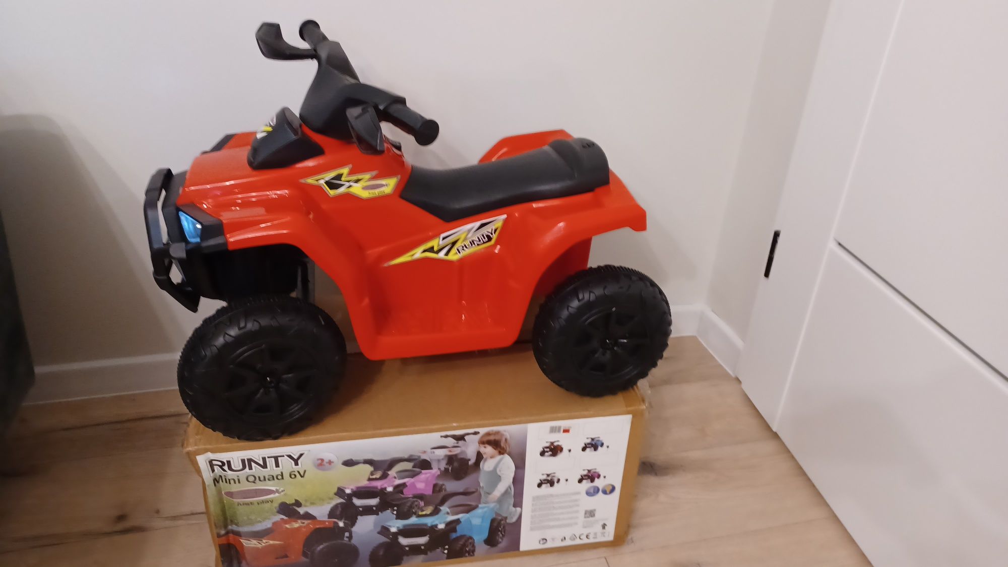 Sprzedam Samochód na akumulator quad 6V  kolor biały