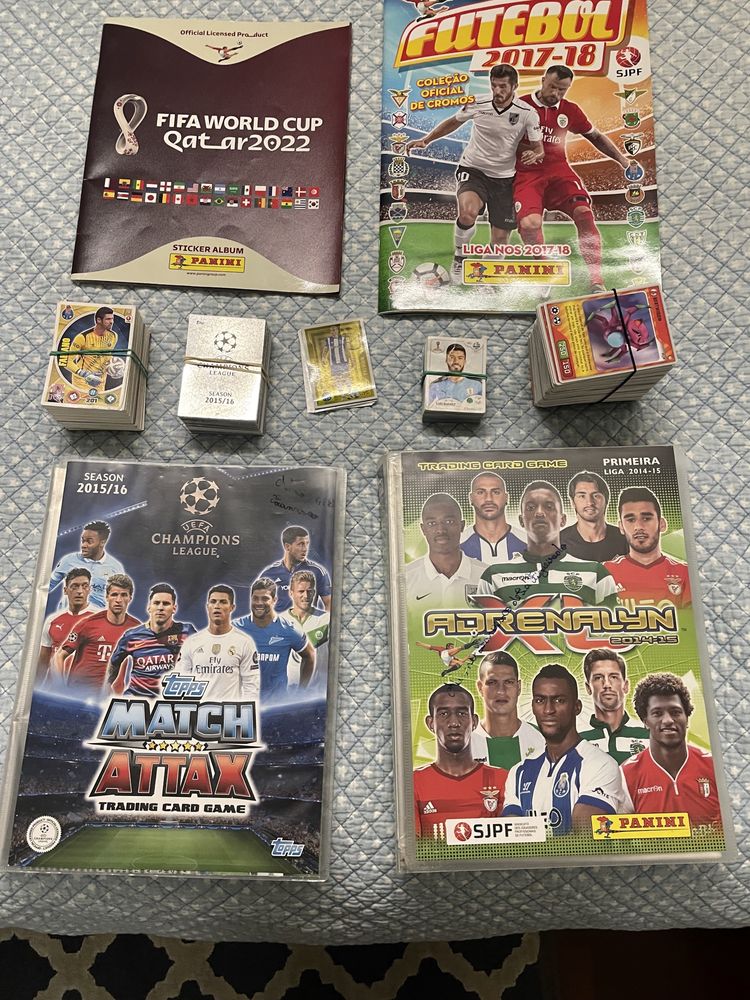 cromos, cartas e cadernetas de diferentes coleções