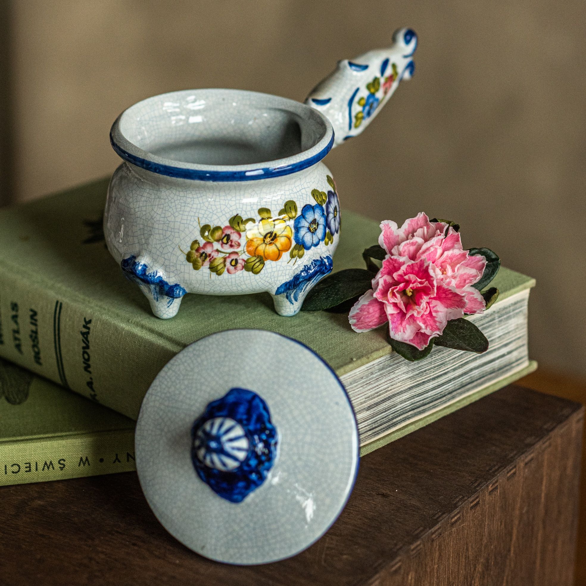 Ceramiczny garnuszek w kwiaty w błękitnym kolorze