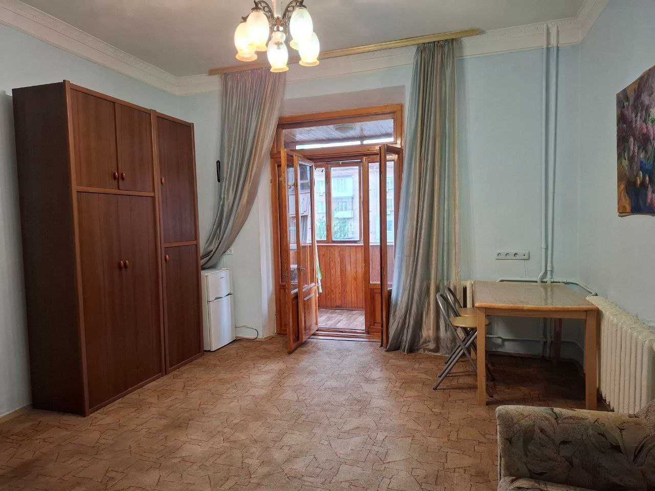 Здається затишна кімната з балконом. Центр. Золотоустівська. 6500 гр.