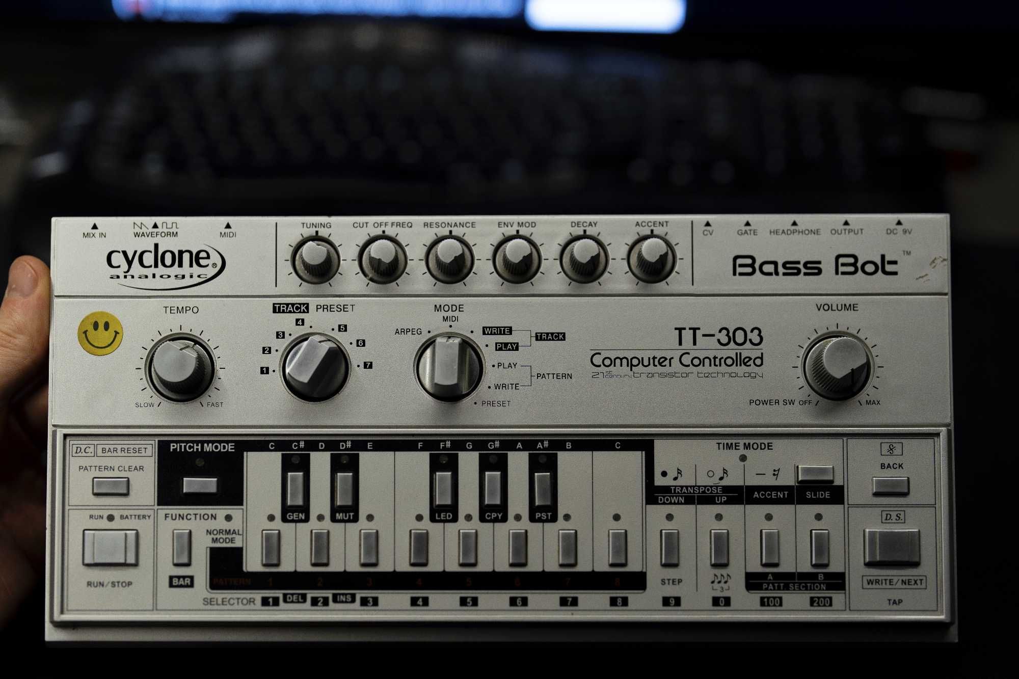 Cyclone Analogic TT-303 | Klon Roland TB-303