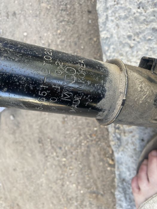 Продам передні стойки в ідеальном стані не стучать на хюндай соната