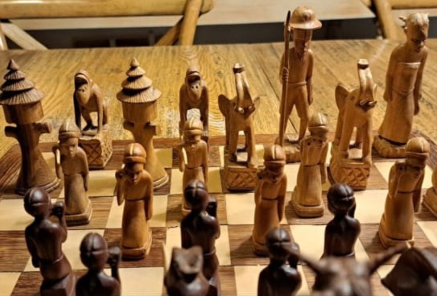Jogo de xadrez de madeira Africano raro e único.