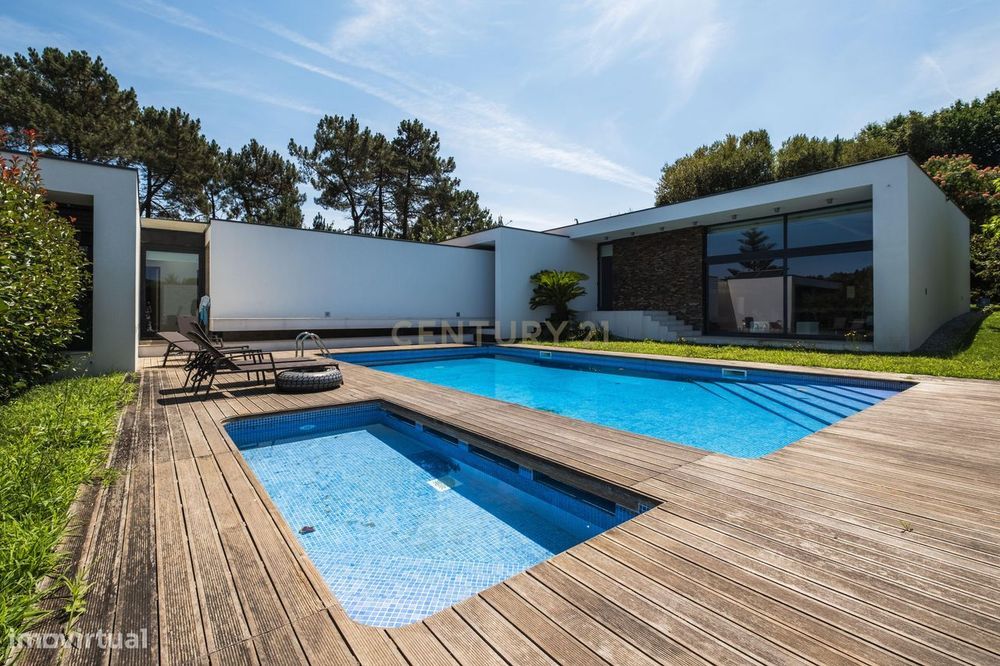 Luxuosa Moradia T4 com Piscina e Vista Panorâmica em Lousada