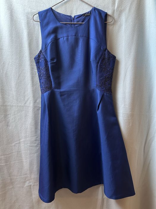 Intensywnie niebieska sukienka Orsay