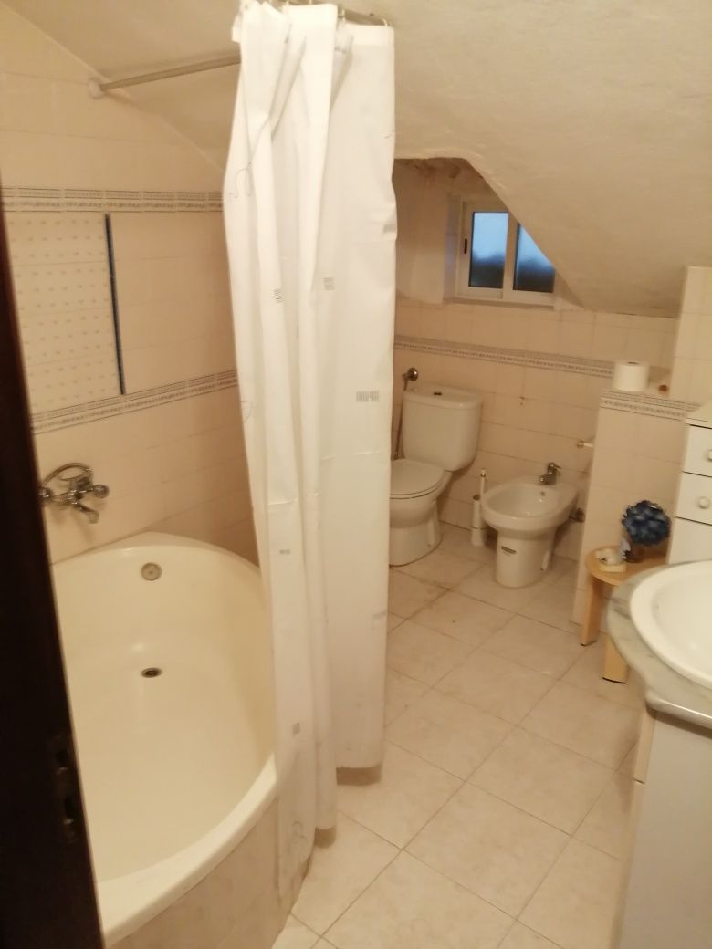 2 quartos rústicos, com uso de WC, sala e cozinha. Máximo 4 pessoas.