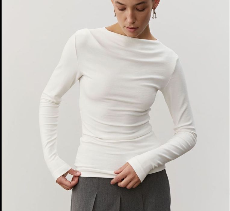 Базовий молочний лонгслів зі збірками coosh