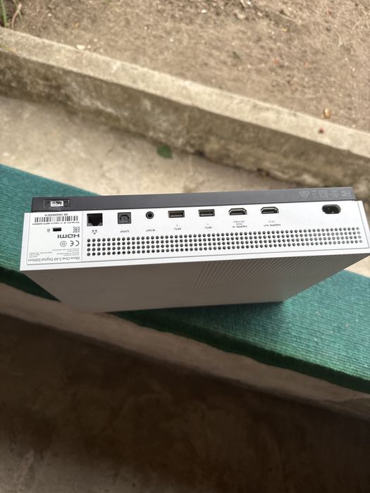 Xbox one s ,com um comando,em bom estado motivo da venda comprei outro