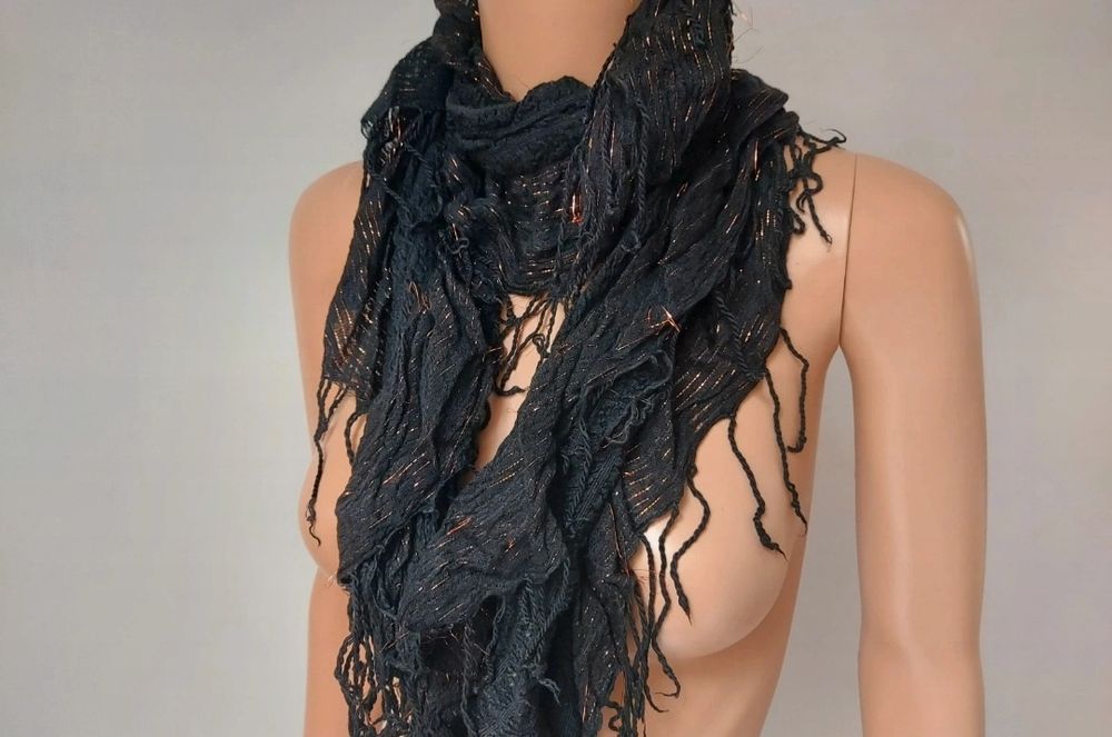 Czarna chusta szal ze złota nitka marszczona 170 cm x 45 cm