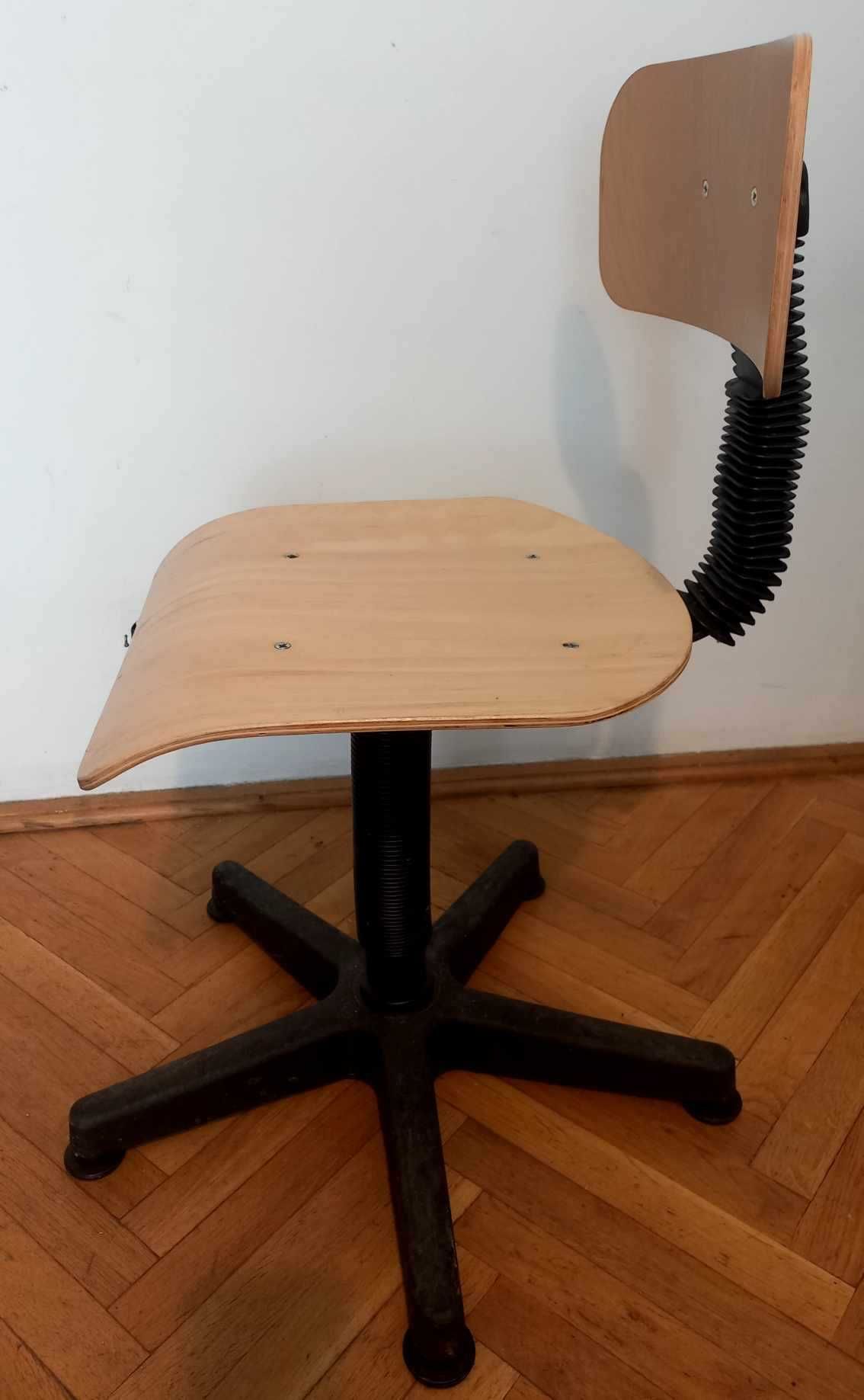Krzesło drewniane obrotowe