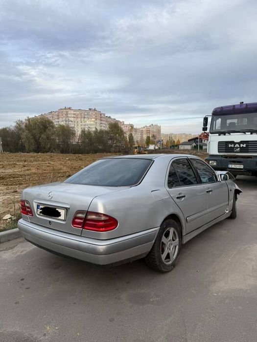 Mercedes benz 210 під відновлення або розбор