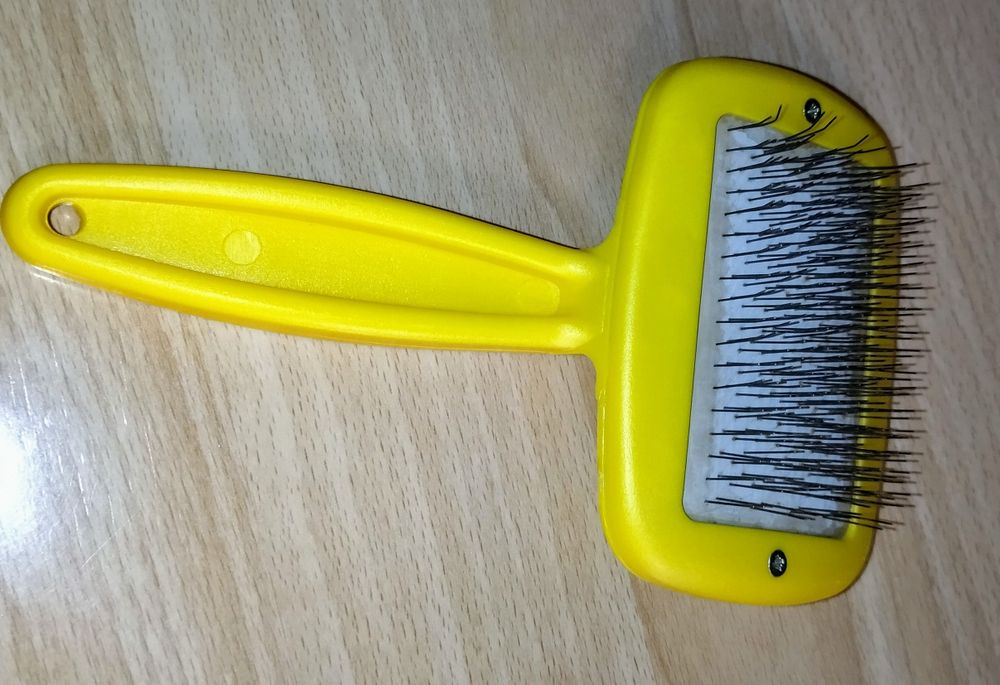 Пуходерка для вычесывания шерсти у животных.