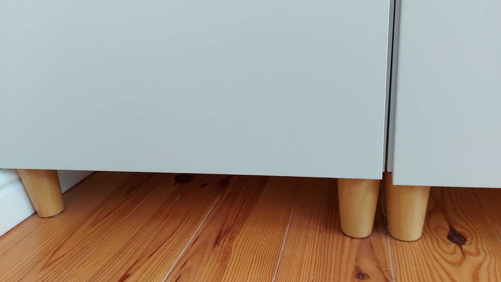 Roupeiro PAX Ikea com prateleiras, cestos e varão para pendurar roupa