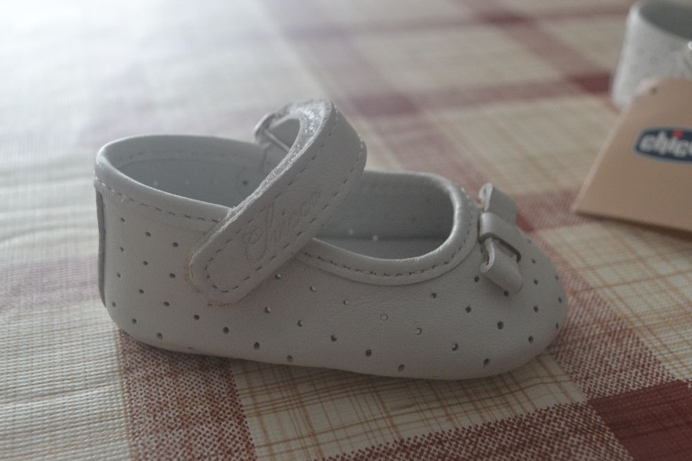 Sapatos bebé brancos número 16