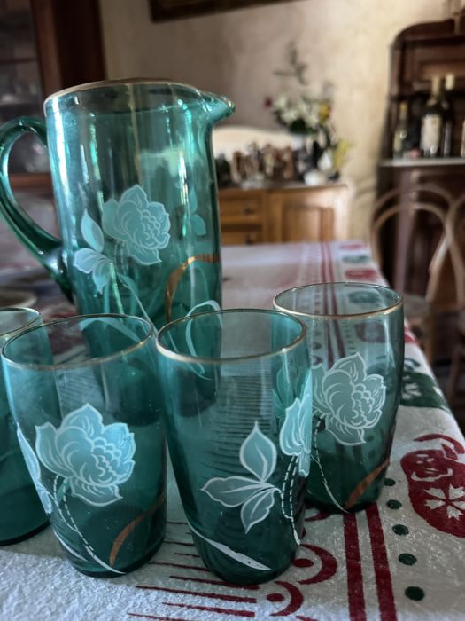 Conjunto antigo jarro e copos