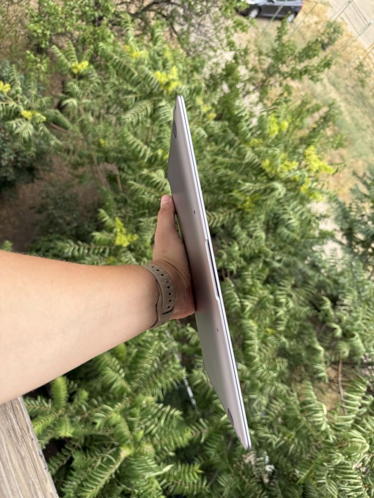 Macbook Air 2020 8/256 silver 259 циклов