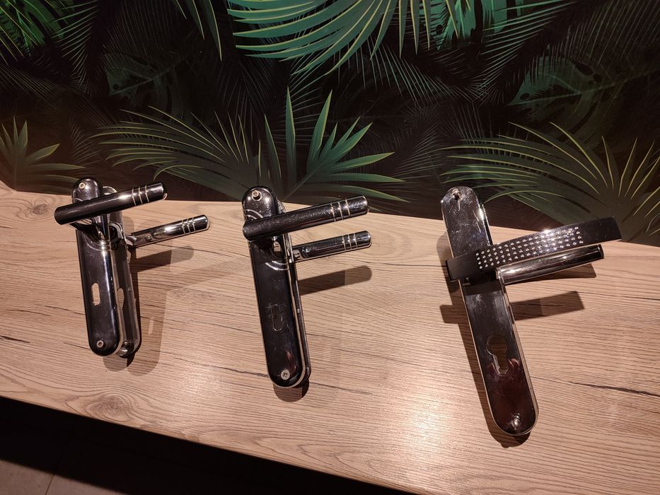 Klamki do drzwi z szyldem