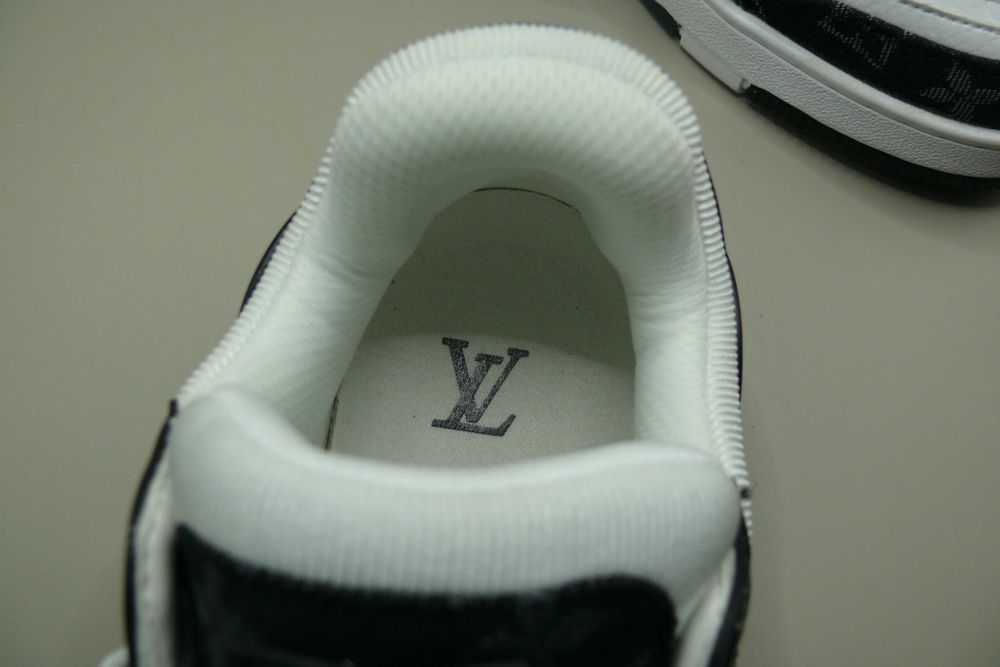 Sapatilhas brancas e pretas - Leia a Descrição