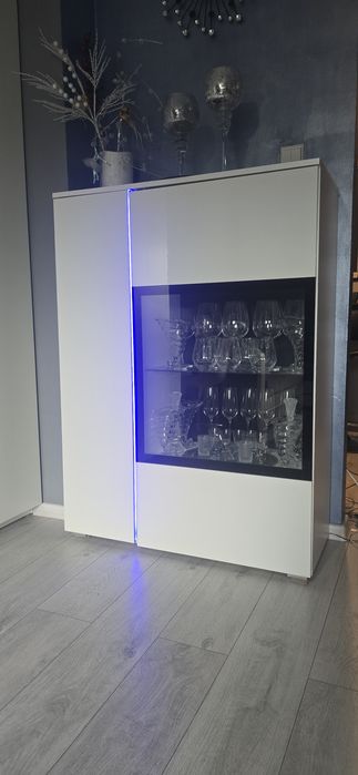 Komoda szkło biała światło led