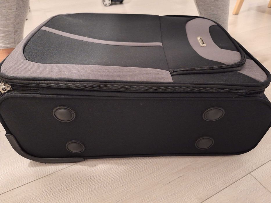 Walizka podróżna średnia