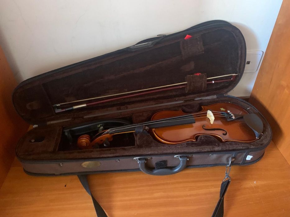 Três Violinos de tamanhos diferentes