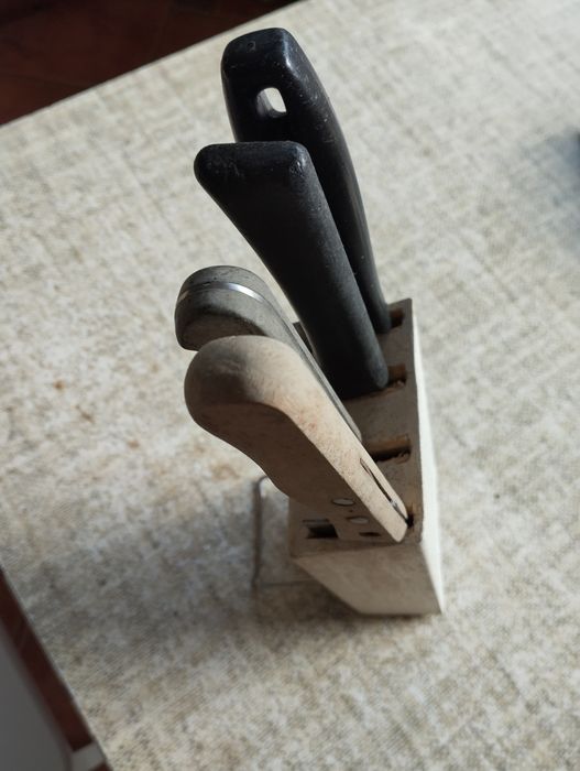 Stojak drewniany z nożami