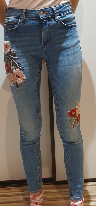 Zara jeansy z haftem S stan bdb z Mediolanu okazja