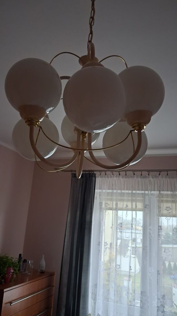 Lampa  wisząca z białymi kloszami -kule