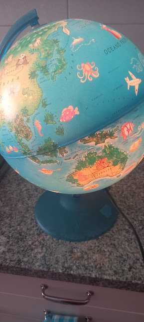 Globo terreste mapa mundo países animais criança com luz