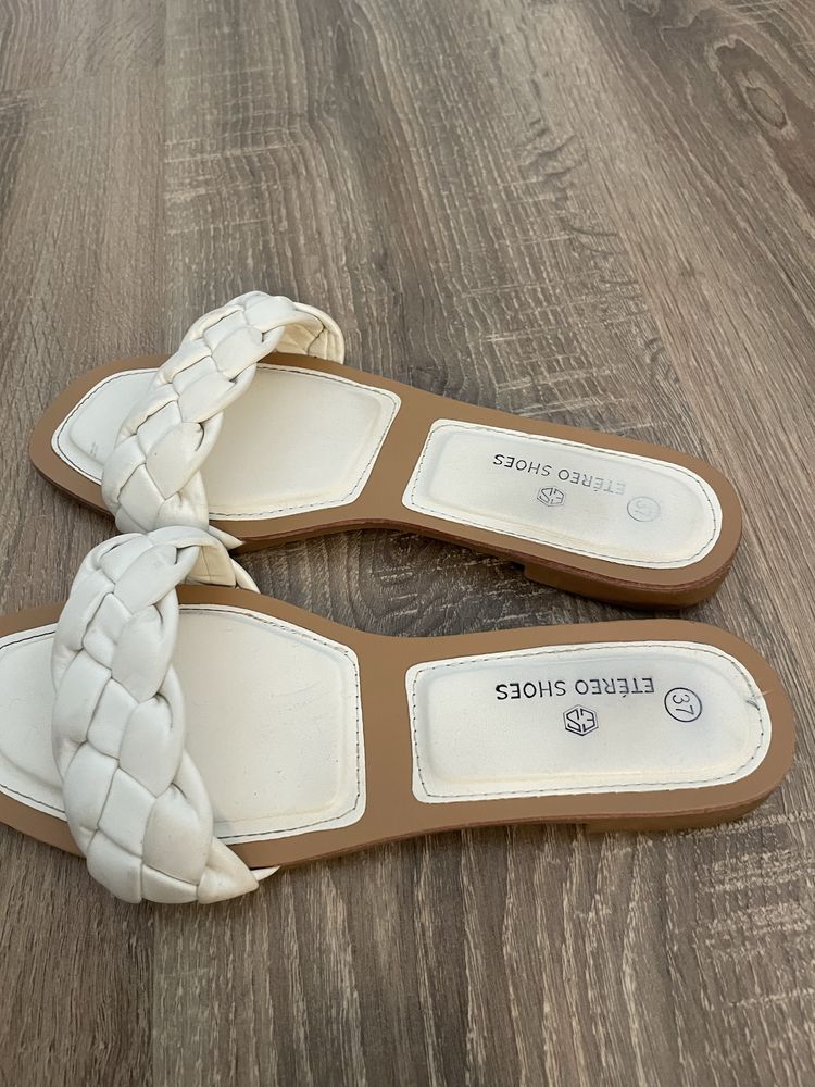 Sandalias brancas