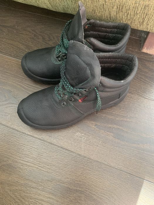 Buty z metalowym noskiem