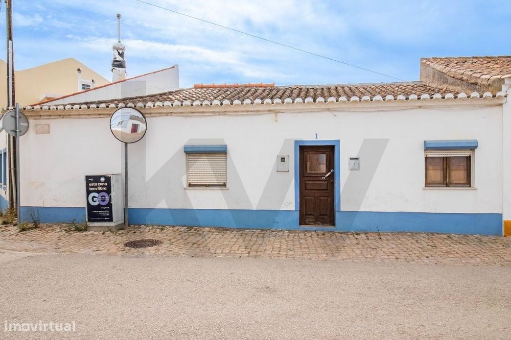 Moradia na Raposeira com quintal - Vila do Bispo
