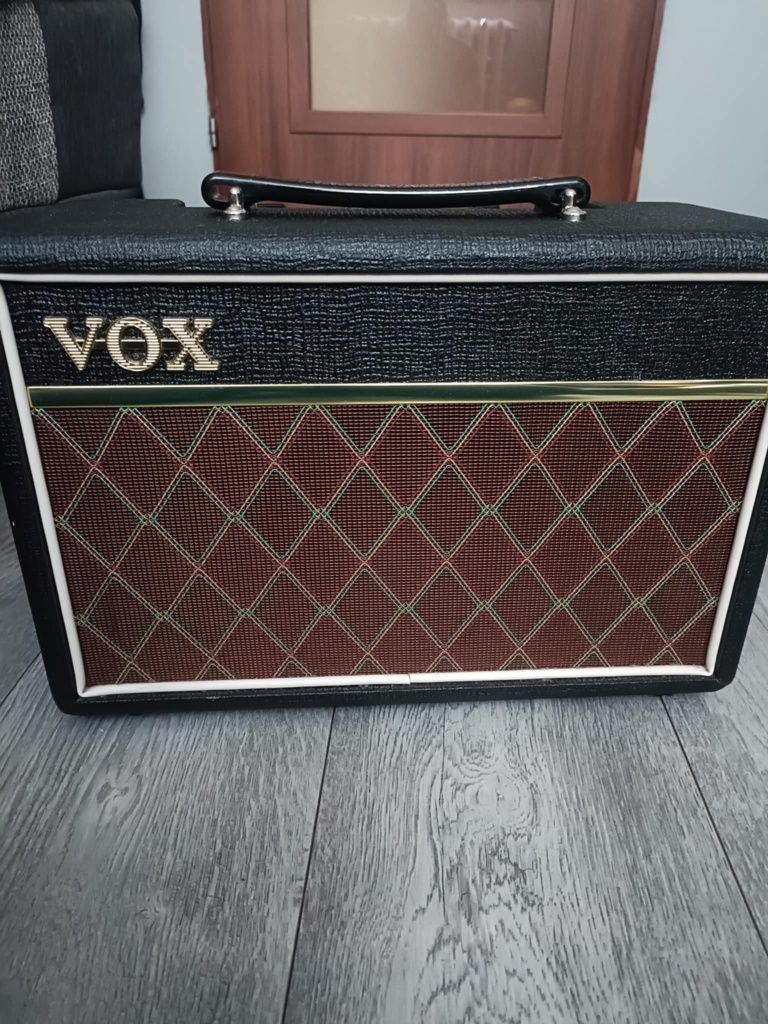 Zadbana gitara + wzmacniacz – zestaw z pokrowcem i paskiem

600 zł