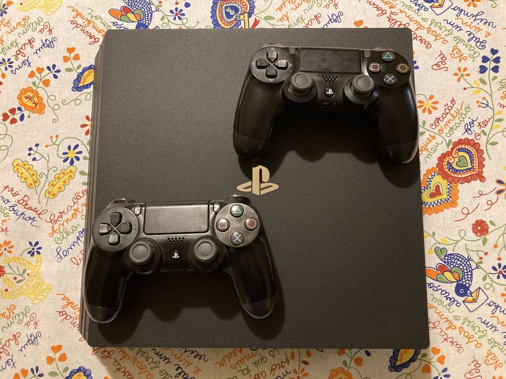 PlayStation 4 pro, 1 TB, como nova, com 2 comandos.